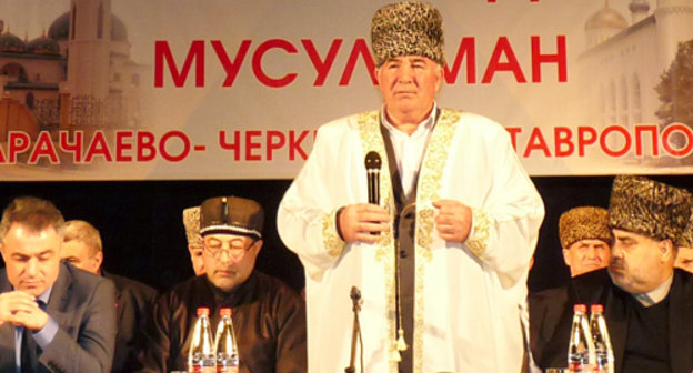
Председатель Духовного управления мусульман Карачаево-Черкесской республики, муфтий Исмаил Бердиев выступает с речью в президиуме VIII отчетно-выборного съезда мусульман Карачаево-Черкесской республики, проходящего в г. Черкесск 16 марта 2011 г. Фото "Кавказского узла".