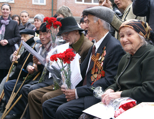 Ветераны войны, проживающие в республике, перед началом церемонии вручения ключей от новых квартир. Северная Осетия, Владикавказ, 5 мая 2010 года. Фото "Кавказского узла" Ветераны войны, проживающие в республике, перед началом церемонии вручения ключей от новых квартир. Северная Осетия, Владикавказ, 5 мая 2010 года. Фото "Кавказского узла"