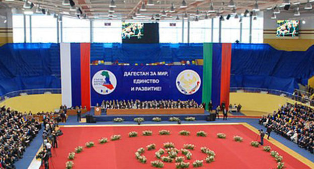 Дворец спорта имени Али Алиева. Махачкала, Дагестан, 2010 г. Фото с сайта "Сделано у нас!" http://sdelanounas.ru/