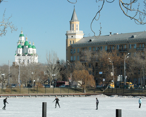Каток в центре Астрахани. 2009 г. Фото: Маркус Пови, www.flickr.com/photos/mapkyca Каток в центре Астрахани. 2009 г. Фото: Маркус Пови, www.flickr.com/photos/mapkyca