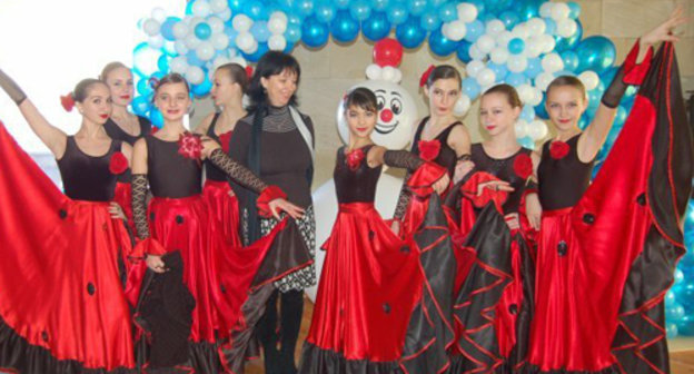 Детский хореографический коллектив «Глория» . 2011 г. Фото: Управление пресс-службы Президента и Правительства КЧР, www.kchr.info 
