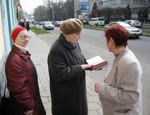 Свидетель Иеговы проповедует на улице. Фото: noterror.ru Свидетель Иеговы проповедует на улице. Фото: noterror.ru