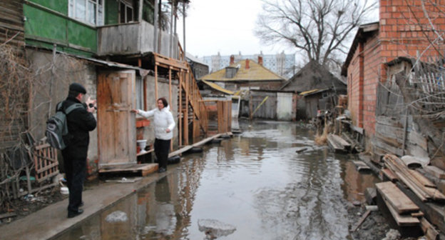 Подтопленный грунтовыми водами дом на улице Курской, Астрахань. 20 марта 2011 г. Фото: Сергей Кожанов для "Кавказского узла"