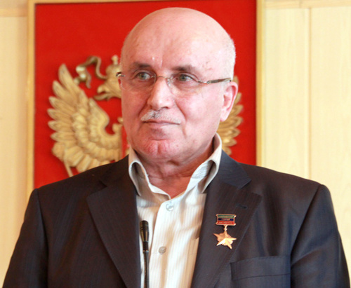 Исалмагомед Набиев с золотым почетным знаком "Народный герой Дагестана". Дагестан, г. Хасавюрт, 31 марта 2011 г. Фото "Кавказского узла". Исалмагомед Набиев с золотым почетным знаком "Народный герой Дагестана". Дагестан, г. Хасавюрт, 31 марта 2011 г. Фото "Кавказского узла".