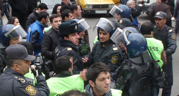 Полиция препятствует работе журналистов близ Площади фонтанов во время акции протеста, организованной Гражданским движением за демократию "Общественная палата" в центре Баку. 2 апреля 2011 г. Фото "Кавказского узла"