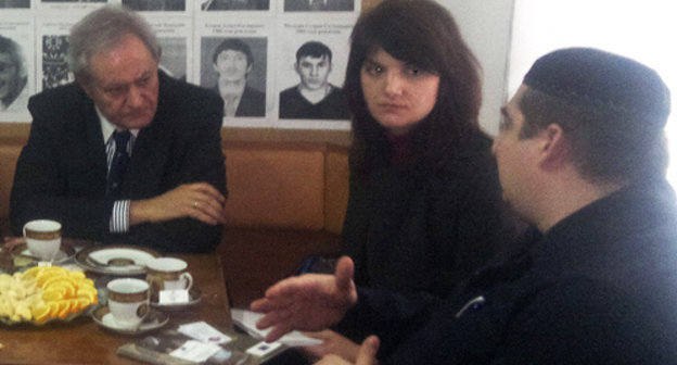 Слева направо: Глава Представительства Европейского Союза посол Фернандо М.Валенсуэла, представитель Политического отдела Евросоюза Петра Гомбалова Кислингерова, Председатель правозащитной организации «МАШР» Магомед Муцольгов. Ингушетия, Назрань, 5 апреля 2011 г. Фото "Кавказского узла"