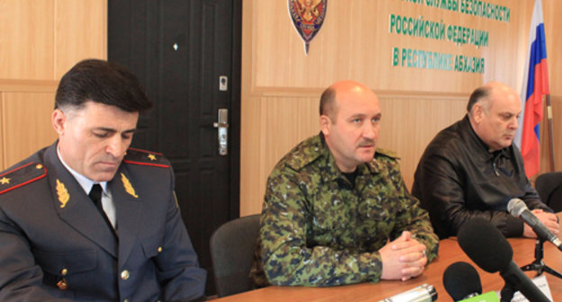 Брифинг в Погрануправлении ФСБ РФ в Республике Абхазия. Слева направо - глава МВД Абхазии Л. Дзапшба, начальник погрануправления Ю. Звирык, председатель СГБ РА А. Бжания. Фото "Кавказского узла"