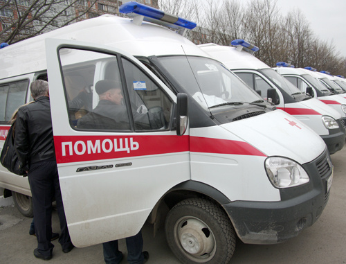 Специалисты осматривают девять новых специализированных автомобилей для оказания неотложной медицинской помощи. Северная Осетия, г. Владикавказ, 9 апреля 2011 г. Фото "Кавказского узла" Специалисты осматривают девять новых специализированных автомобилей для оказания неотложной медицинской помощи. Северная Осетия, г. Владикавказ, 9 апреля 2011 г. Фото "Кавказского узла"