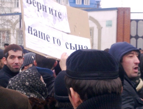 23 марта 2011 г. в г. Назрань Республики Ингушетия не менее 100 человек, в основном - родственники похищенного 21 марта жителя с. Плиево Илеза Горчханова, в знак протеста против похищений людей блокировали круговую развязку на пересечении улиц Базоркина и Осканова. Фото: Правозащитный центр "Мемориал", www.memo.ru
23 марта 2011 г. в г. Назрань Республики Ингушетия не менее 100 человек, в основном - родственники похищенного 21 марта жителя с. Плиево Илеза Горчханова, в знак протеста против похищений людей блокировали круговую развязку на пересечении улиц Базоркина и Осканова. Фото: Правозащитный центр "Мемориал", www.memo.ru