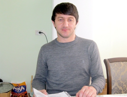 Джаватхан Валиев, уполномоченный жителями села Цибари по вопросам приема гуманитарной помощи, 12 апреля 2011 года, Махачкала. Фото "Кавказского узла" Джаватхан Валиев, уполномоченный жителями села Цибари по вопросам приема гуманитарной помощи, 12 апреля 2011 года, Махачкала. Фото "Кавказского узла"