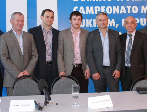 Двукратный чемпион мира и Европы Денис Царгуш (в центре) в окружении игроков сборной Абхазии по домино. Сухум, 14 апреля 2011 г. Фото "Кавказского узла"