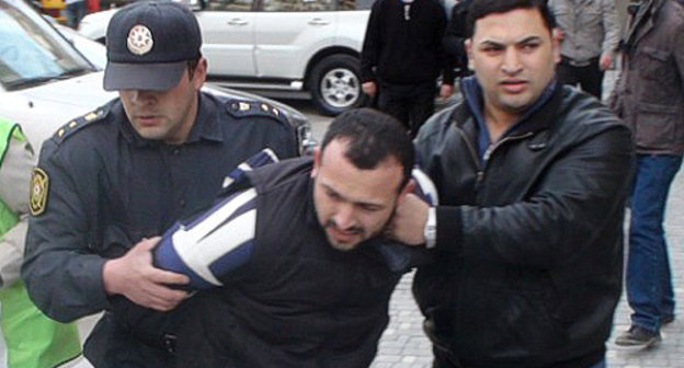 Полиция задерживает участника митинга оппозиции в Баку. 17 апреля 2011 г. Фото: Информационное агентство "Туран"
