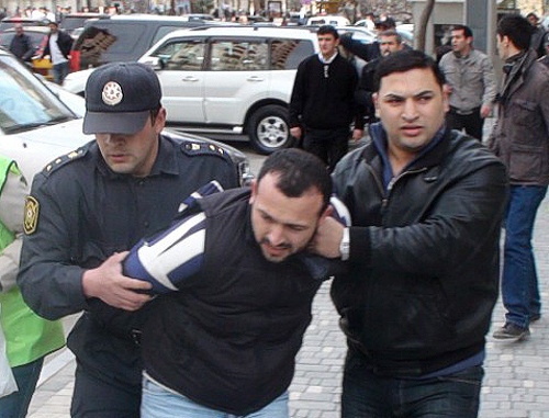 Полиция задерживает участника митинга оппозиции в Баку. 17 апреля 2011 г. Фото: Информационное агентство "Туран" Полиция задерживает участника митинга оппозиции в Баку. 17 апреля 2011 г. Фото: Информационное агентство "Туран"