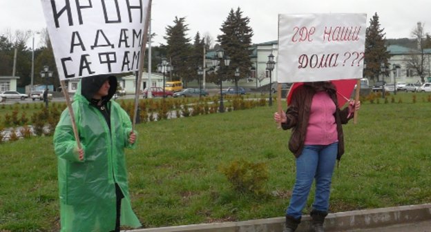 Участники митинга погорельцев на привокзальной площади Цхинвала. 16 апреля 2011 г. Фото "Кавказского узла"