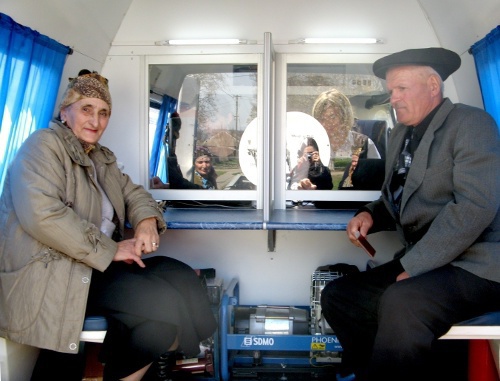 Северная Осетия, Ардонский район с. Красногор. 15 апреля 2011 г. Пенсионеры Зарета Дзасохова и Владимир Кантеев пользуются услугами мобильной клиентской службы. Фото "Кавказского узла" Северная Осетия, Ардонский район с. Красногор. 15 апреля 2011 г. Пенсионеры Зарета Дзасохова и Владимир Кантеев пользуются услугами мобильной клиентской службы. Фото "Кавказского узла"