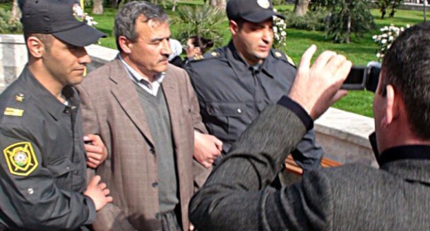 Полиция задерживает участника митинга оппозиции в парке "Сахил". Баку, 17 апреля 2011 г. Фото "Кавказского узла"