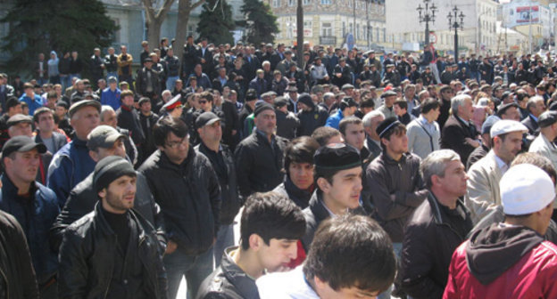 Митинг работников газовой абонентской службы и представителей кумыкских общин. Махачкала, 25 апреля 2011 г. Фото "Кавказского узла"
