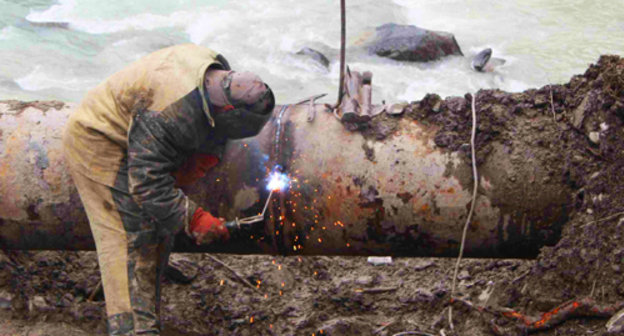 Ремонтные работы на шестом километре трубы водовода Едис- Цхинвал. 28 марта 2011 г. Фото "Кавказского узла" 