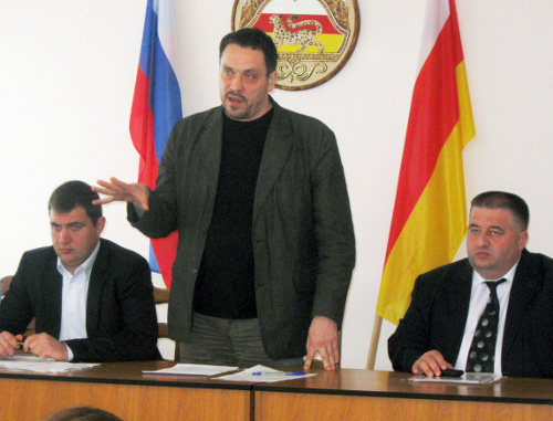 Северная Осетия, г. Беслан. Обсуждение проекта Меморандума о совместном противодействии насилию, экстремизму, межнациональной розни и поддержке миротворческого процесса. Максим Шевченко: "Музыки народов Кавказа никто не знает, никто не слышит и языков, и мы намерены исправить ситуацию". 23 апреля 2011 г. Фото "Кавказского узла"