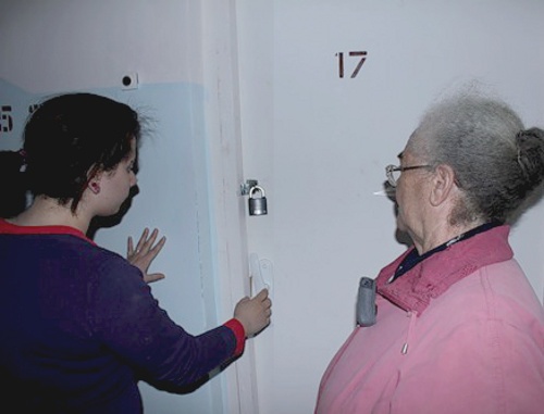 Галина Михайловна и Марина Павловы перед опечатанной дверью собственной квартиры в переулке Грановского. Астрахань, 26 апреля 2011 г. Фото: Александр Алымов, http://alexandr-alymov.livejournal.com Галина Михайловна и Марина Павловы перед опечатанной дверью собственной квартиры в переулке Грановского. Астрахань, 26 апреля 2011 г. Фото: Александр Алымов, http://alexandr-alymov.livejournal.com