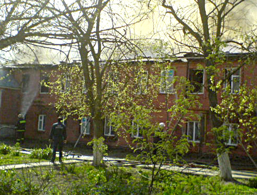 Тушение пожара в здании туберкулезного диспансера в г. Кизляр, Дагестан, 4 мая 2011 г. Фото пресс-службы МЧС Дагестана
