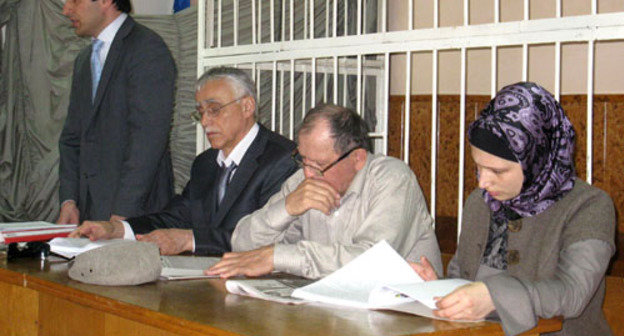Процесс над газетой "Черновик" в Ленинском федеральном суде Махачкалы. Слева направо - юрист издания Биякай Магомедов, адокаты Абдулла Магомедов и Магомед Сулейманов, главред газеты Надира Исаева. 6 мая 2011 г. Фото "Кавказского узла"