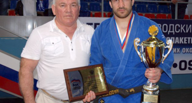 Победитель III Международного турнира по дзюдо Магомед Магомедов (справа) с тренером Ахмедовым Газимагомедом. Дагестан, г. Хасавюрт, 5 мая 2011 г. Фото: Камиль Хункеров для "Кавказского узла"