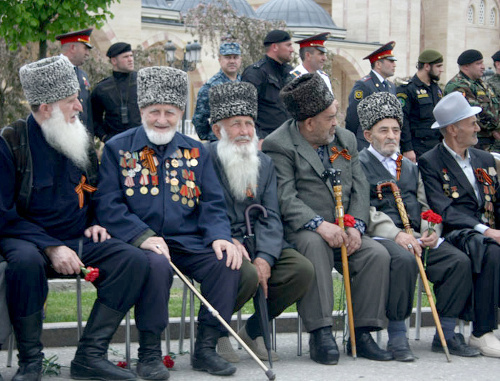 Ветераны Великой Отечественной войны на праздновании Дня Победы в Грозном. 9 мая 2011 г. Фото: zebyb.livejournal.com