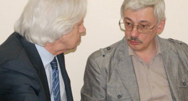 Глава ПЦ "Мемориал" Олег Орлов и адвокат Генри Резник в Хамовническом суде Москвы. 10 мая 2011 г. Фото "Кавказского узла"