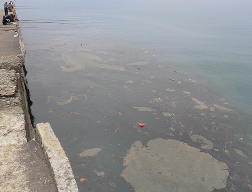 Загрязнение поверхности моря в районе центральной набережной г. Сочи. 19 мая 2011 г. Фото "Кавказского узла" Загрязнение поверхности моря в районе центральной набережной г. Сочи. 19 мая 2011 г. Фото "Кавказского узла"