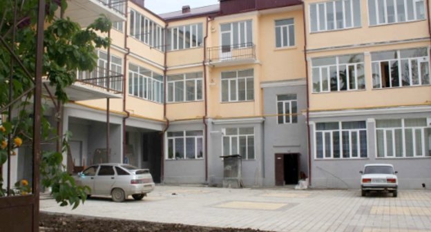 Восстановленный 36-квартирный дом в центре Цхинвала. 19 мая 2011 г. Фото "Кавказского узла"