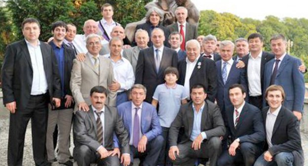 Делегация из Дагестана во главе с президентом РД на открытии памятника Али Алиеву. Фото с сайта федерации спортивной борьбы России www.wrestrus.ru