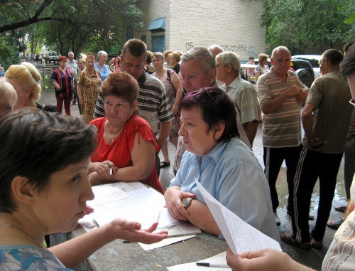 Собрание жильцов дома No.46, ул. Савушкина, Астрахань, 17 июня 2011 г. Фото "Кавказского узла" Собрание жильцов дома No.46, ул. Савушкина, Астрахань, 17 июня 2011 г. Фото "Кавказского узла"