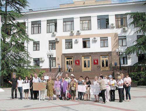Пикет жителей Сочи против действий властей при подготовке города-курорта к зимней Олимпиаде-2014. 28 июня 2011 г. Фото "Кавказского узла" Пикет жителей Сочи против действий властей при подготовке города-курорта к зимней Олимпиаде-2014. 28 июня 2011 г. Фото "Кавказского узла"