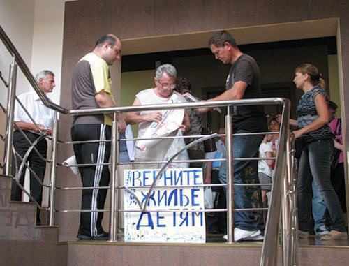 Пикетчики с плакатами в здании мэрии Сочи. 28 июня 2011 г. Фото "Кавказского узла" Пикетчики с плакатами в здании мэрии Сочи. 28 июня 2011 г. Фото "Кавказского узла"