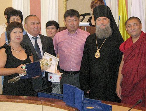 Церемония награждения образцовых супружеских пар медалями "За любовь и верность" в честь Дня семьи, любви и верности. Калмыкия, г. Элиста, 8 июля 2011 г. Фото "Кавказского узла" Церемония награждения образцовых супружеских пар медалями "За любовь и верность" в честь Дня семьи, любви и верности. Калмыкия, г. Элиста, 8 июля 2011 г. Фото "Кавказского узла"