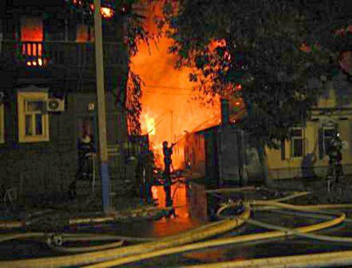 Астрахань, 27 июля 2011 г. Тушение пожара в жилом доме по улице Горкого, 28. Фото пресс-службы ГУ МЧС по Астраханской области (30.mchs.gov.ru) Астрахань, 27 июля 2011 г. Тушение пожара в жилом доме по улице Горкого, 28. Фото пресс-службы ГУ МЧС по Астраханской области (30.mchs.gov.ru)