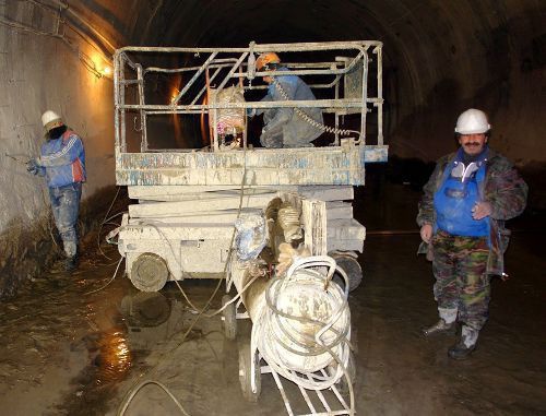 Строительные работы в Гимринском автодорожном туннеле. Январь 2011 г. Фото: www.dagavtodor.ru