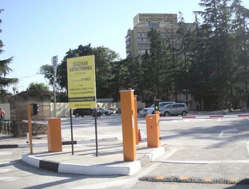 Полупустая платная автостоянка в центре Сочи. 6 августа 2011 г. Фото "Кавказского узла" Полупустая платная автостоянка в центре Сочи. 6 августа 2011 г. Фото "Кавказского узла"