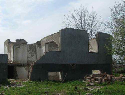 Дом, разрушенный во время войны. Грозный, Чечня, 2010 г. Фото: greedyspeedy.livejournal.com Дом, разрушенный во время войны. Грозный, Чечня, 2010 г. Фото: greedyspeedy.livejournal.com