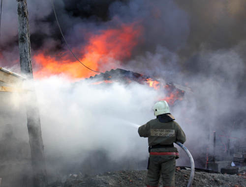 Тушение пожара в населенном пункте. Фото: 04.mchs.gov.ru Тушение пожара в населенном пункте. Фото: 04.mchs.gov.ru