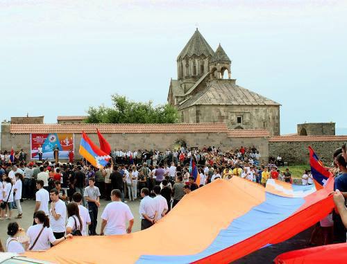 Церемония зажжения факела пятых Панармянских игр в Гандзасаре. Нагорный Карабах, 2 августа 2011 г. Фото: www.president.nkr.am Церемония зажжения факела пятых Панармянских игр в Гандзасаре. Нагорный Карабах, 2 августа 2011 г. Фото: www.president.nkr.am
