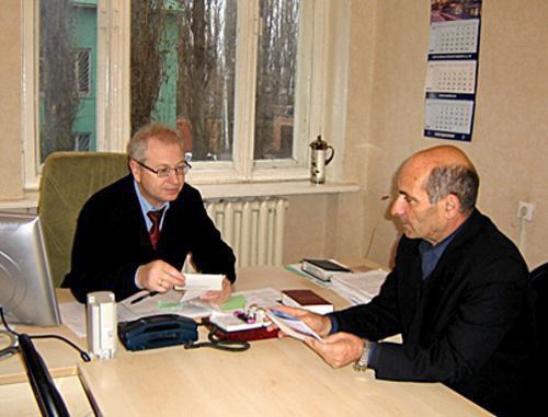 Справа: участник программы переселения соотечественников, прибывший из Армении в Тамбовскую область РФ, на приеме в администрации Первомайского района. Ноябрь 2009 г. Фото: r48.tambov.gov.ru Справа: участник программы переселения соотечественников, прибывший из Армении в Тамбовскую область РФ, на приеме в администрации Первомайского района. Ноябрь 2009 г. Фото: r48.tambov.gov.ru