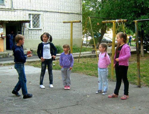 Дети играют во дворе девятиэтажного дома по адресу ул.Международная, 85. КЧР, г. Черкесск, 6 сентября 2011 г. Фото "Кавказского узла" Дети играют во дворе девятиэтажного дома по адресу ул.Международная, 85. КЧР, г. Черкесск, 6 сентября 2011 г. Фото "Кавказского узла"