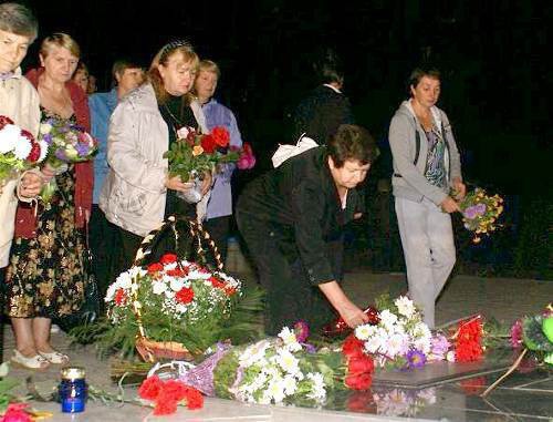 День Памяти жертв теракта 16 сентября 1999 года. Ростовская область, г. Волгодонск, 16 сентября 2011 г. Фото пресс-службы администрации города Волгодонска. День Памяти жертв теракта 16 сентября 1999 года. Ростовская область, г. Волгодонск, 16 сентября 2011 г. Фото пресс-службы администрации города Волгодонска.