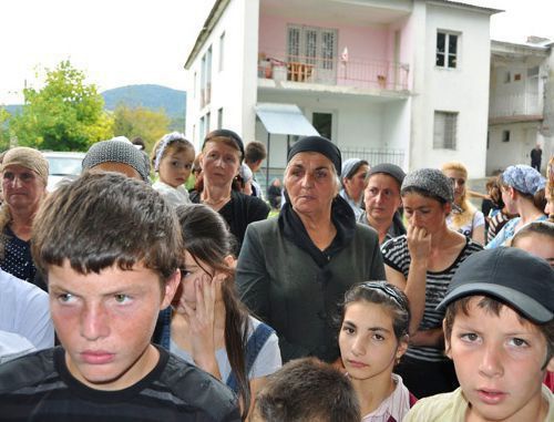 Грузия, Панкисское ущелье, село Дуиси. Участники митинга против задержания Асмат Хангошвили. 19 сентября 2011 г. Фото: ick.ge Грузия, Панкисское ущелье, село Дуиси. Участники митинга против задержания Асмат Хангошвили. 19 сентября 2011 г. Фото: ick.ge