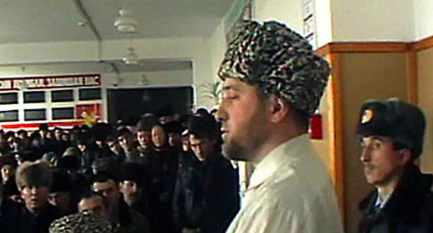 Сход жителей села Инарки Малгобекского района Республики Ингушетия, 23 марта 2011 г. Выступление Башира Дзагиева. Кадр любительской видоесъемки, предоставленной жителями села Инарки.