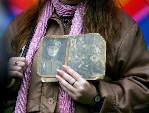 Абхазия, Сухум, 30 октября 2010 г. Любовь Черкезия держит в руках фотографию прадеда, растрелянного во времена "Большого террора" в 1937 году. Фото: www.ekhokavkaza.com (RFE/RL) Абхазия, Сухум, 30 октября 2010 г. Любовь Черкезия держит в руках фотографию прадеда, растрелянного во времена "Большого террора" в 1937 году. Фото: www.ekhokavkaza.com (RFE/RL)