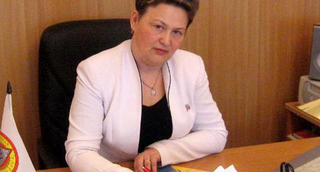 Надежда Гоголева, директор школы No.74  г. Астрахани, член партии  "Справедливая Россия", в служебном кабинете. Астрахань, 3 июля 2011 г. Фото Вячеслава Ященко для "Кавказского узла"