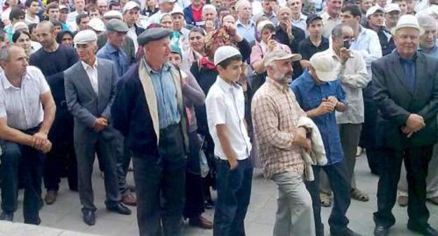 Махачкала, Родопский бульвар. Митинг жителей Дагестана против постановления главы Ахвахского района Исмаила Магомедшарипова об изменении статуса местных земель. 23 сентября 2011 г. Фото Ахмеднаби Ахмеднабиева для "Кавказского узла"